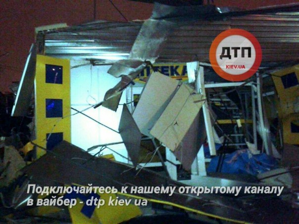 В Киеве на Оболони неизвестные в балаклавах уничтожили тракторами магазины
