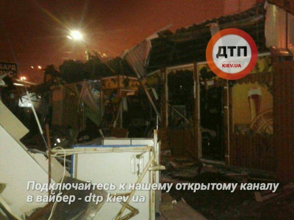 В Киеве на Оболони неизвестные в балаклавах уничтожили тракторами магазины