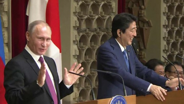 Россия и Япония подписали десятки крупных соглашений. Путин предложил режим свободного приграничного передвижения жителей Сахалина и Хоккайдо