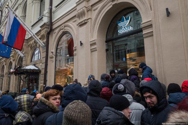 Ужасы СССР возвращаются – в Москве бешеные очереди за кроссовками по 300 долларов