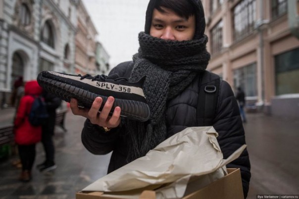 Ужасы СССР возвращаются – в Москве бешеные очереди за кроссовками по 300 долларов