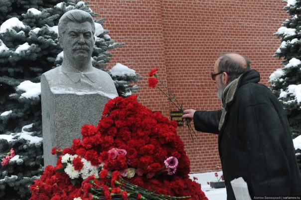 В Москве с криками «Гори в аду!» «православные» подрались с коммунистами у могилы Сталина В Москве с криками «Гори в аду!» «православные» подрались с коммунистами у могилы Сталина