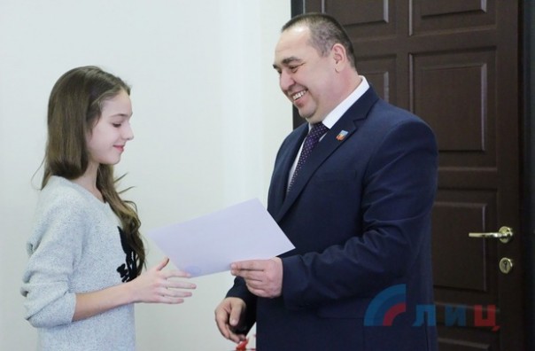 Глава ЛНР встретился с представителями «Ассоциации молодежи Луганщины» и вручил лучшим спортсменам Республики поощрительные денежные сертификаты Глава ЛНР встретился с представителями «Ассоциации молодежи Луганщины» и вручил лучшим спортсменам Республики поощрительные денежные сертификаты