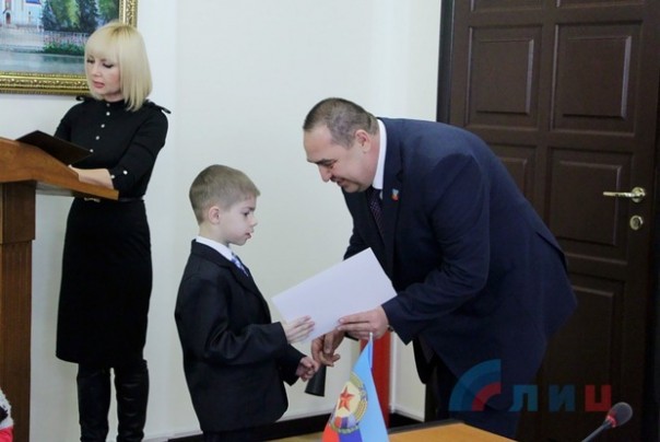 Глава ЛНР встретился с представителями «Ассоциации молодежи Луганщины» и вручил лучшим спортсменам Республики поощрительные денежные сертификаты Глава ЛНР встретился с представителями «Ассоциации молодежи Луганщины» и вручил лучшим спортсменам Республики поощрительные денежные сертификаты