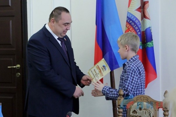 Глава ЛНР встретился с представителями «Ассоциации молодежи Луганщины» и вручил лучшим спортсменам Республики поощрительные денежные сертификаты Глава ЛНР встретился с представителями «Ассоциации молодежи Луганщины» и вручил лучшим спортсменам Республики поощрительные денежные сертификаты