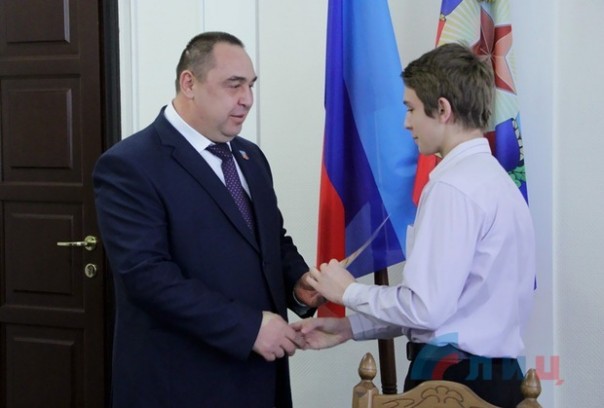 Глава ЛНР встретился с представителями «Ассоциации молодежи Луганщины» и вручил лучшим спортсменам Республики поощрительные денежные сертификаты Глава ЛНР встретился с представителями «Ассоциации молодежи Луганщины» и вручил лучшим спортсменам Республики поощрительные денежные сертификаты