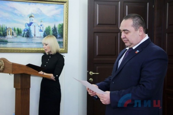 Глава ЛНР встретился с представителями «Ассоциации молодежи Луганщины» и вручил лучшим спортсменам Республики поощрительные денежные сертификаты Глава ЛНР встретился с представителями «Ассоциации молодежи Луганщины» и вручил лучшим спортсменам Республики поощрительные денежные сертификаты