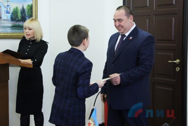 Глава ЛНР встретился с представителями «Ассоциации молодежи Луганщины» и вручил лучшим спортсменам Республики поощрительные денежные сертификаты Глава ЛНР встретился с представителями «Ассоциации молодежи Луганщины» и вручил лучшим спортсменам Республики поощрительные денежные сертификаты