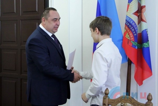 Глава ЛНР встретился с представителями «Ассоциации молодежи Луганщины» и вручил лучшим спортсменам Республики поощрительные денежные сертификаты Глава ЛНР встретился с представителями «Ассоциации молодежи Луганщины» и вручил лучшим спортсменам Республики поощрительные денежные сертификаты