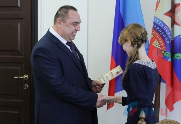 Глава ЛНР встретился с представителями «Ассоциации молодежи Луганщины» и вручил лучшим спортсменам Республики поощрительные денежные сертификаты Глава ЛНР встретился с представителями «Ассоциации молодежи Луганщины» и вручил лучшим спортсменам Республики поощрительные денежные сертификаты