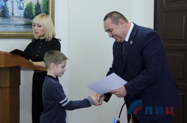 Глава ЛНР встретился с представителями «Ассоциации молодежи Луганщины» и вручил лучшим спортсменам Республики поощрительные денежные сертификаты Глава ЛНР встретился с представителями «Ассоциации молодежи Луганщины» и вручил лучшим спортсменам Республики поощрительные денежные сертификаты