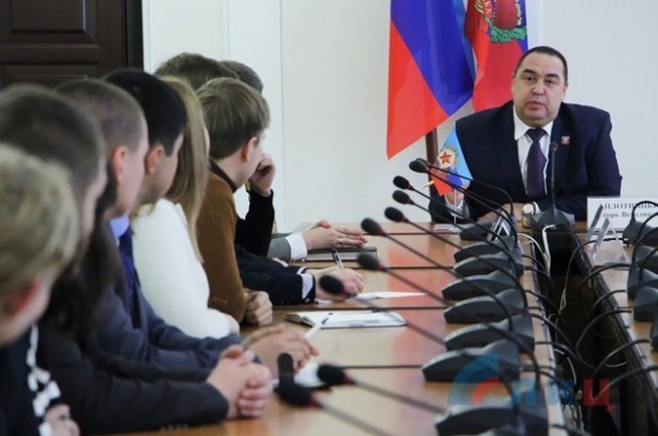 Глава ЛНР встретился с представителями «Ассоциации молодежи Луганщины» и вручил лучшим спортсменам Республики поощрительные денежные сертификаты Глава ЛНР встретился с представителями «Ассоциации молодежи Луганщины» и вручил лучшим спортсменам Республики поощрительные денежные сертификаты