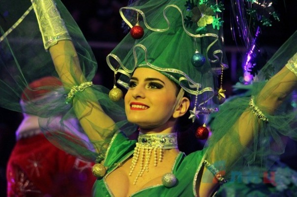 "Все мы были детьми и всегда ожидали какого-то чуда". Главы ЛНР и ДНР приняли участие в открытии "Главных ёлок Республики"