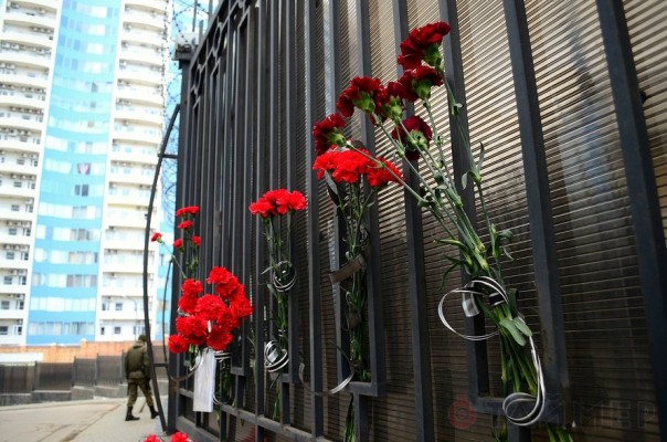 Несмотря на угрозы нацистов, одесситы снова принесли цветы к консульству России