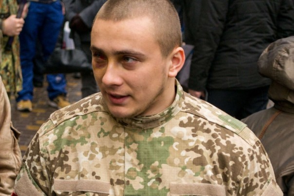 Несмотря на угрозы нацистов, одесситы снова принесли цветы к консульству России