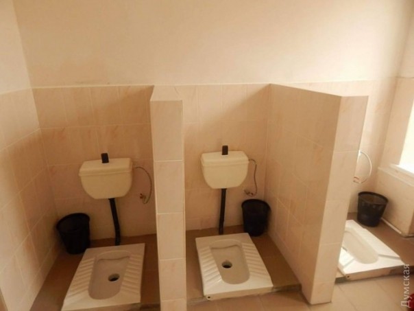 Перемога: На Украине торжественно открыли школьный туалет