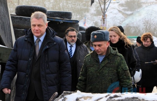 Сводка от НМ ЛНР 29 декабря 2016 года. Глава регионального офиса ООН ознакомился с работой пункта пропуска ЛНР на Станице Сводка от НМ ЛНР 29 декабря 2016 года. Глава регионального офиса ООН ознакомился с работой пункта пропуска ЛНР на Станице