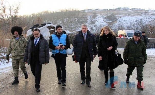 Сводка от НМ ЛНР 29 декабря 2016 года. Глава регионального офиса ООН ознакомился с работой пункта пропуска ЛНР на Станице Сводка от НМ ЛНР 29 декабря 2016 года. Глава регионального офиса ООН ознакомился с работой пункта пропуска ЛНР на Станице