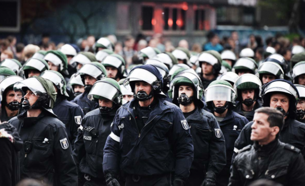 В случае беспорядков полиция Германии расстреляет беженцев из пулеметов В случае беспорядков полиция Германии расстреляет беженцев из пулеметов