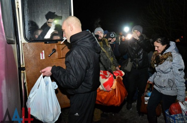 Украина передала представителям ДНР и ЛНР 15 освобожденных из плена лиц