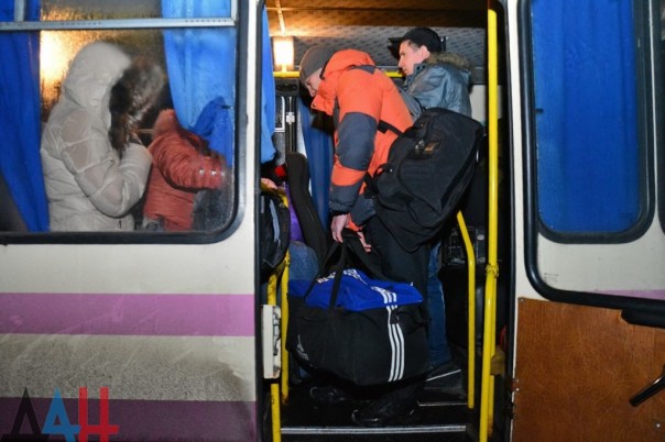 Украина передала представителям ДНР и ЛНР 15 освобожденных из плена лиц