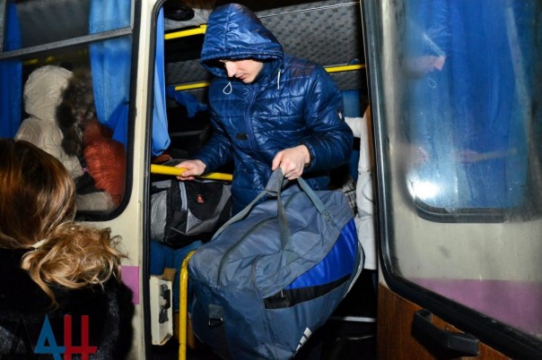 Украина передала представителям ДНР и ЛНР 15 освобожденных из плена лиц