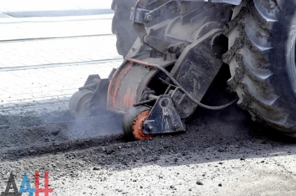 В ДНР в 2016 году отремонтировано почти миллион кв. метров дорог, на Украине с дорогами полная катастрофа 