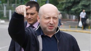 Турчинов: Переведу свои сбережения в гривну, когда стабилизируется экономика. А пока надежнее доллар