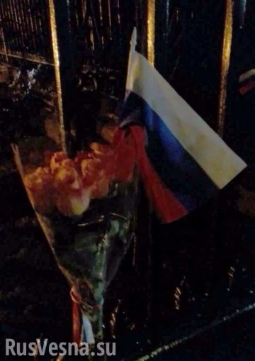 Британцы несут цветы к российскому посольству в Лондоне