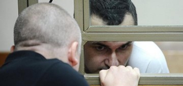 Российские писатели просят Путина помиловать Сенцова