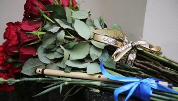 Киевляне несут цветы к посольству России после катастрофы Ту-154