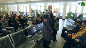 Новосибирцы спели на вокзале песню про молодого шахтера