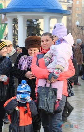 Глава ЛНР посетил народные Рождественские гуляния в столичном храме "Умиление" и поздравил жителей Республики с Рождеством Христовым