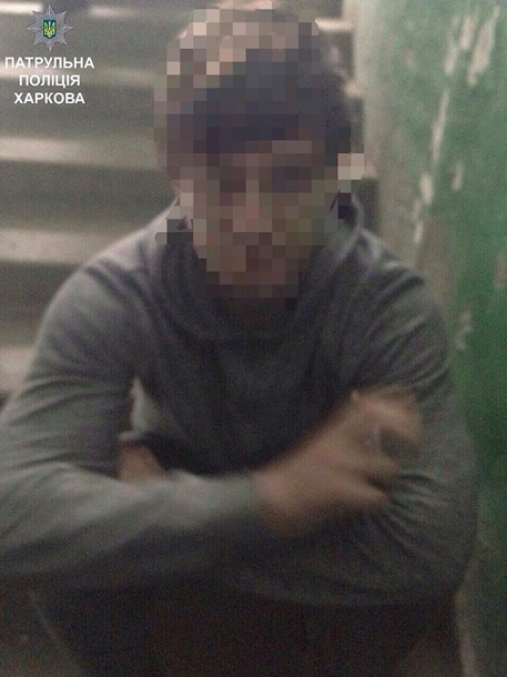 В Харькове пьяные мужчины развлекались, стреляя из окна высотки по прохожим В Харькове пьяные мужчины развлекались, стреляя из окна высотки по прохожим