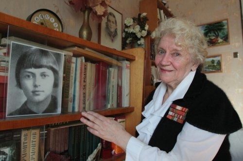 Сегодня исполняется 73 года со дня казни 17-ти летней партизанки из Ленинграда Зины Портновой, героини поседевшей от пыток. Сегодня исполняется 73 года со дня казни 17-ти летней партизанки из Ленинграда Зины Портновой, героини поседевшей от пыток.