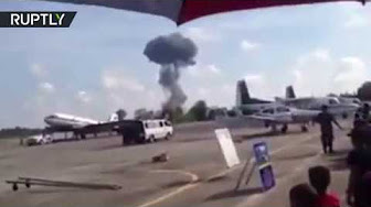 Момент крушения истребителя во время авиашоу для детей в Таиланде