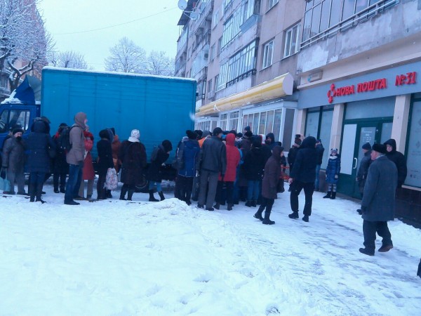 Как вы думаете, куда стоит эта очередь во Львове?