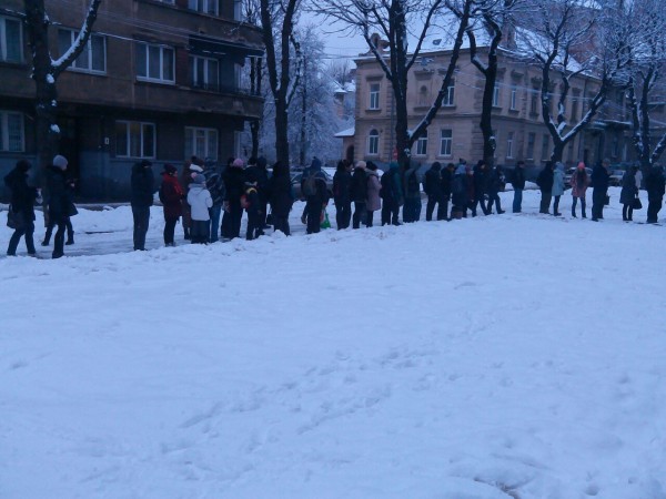 Как вы думаете, куда стоит эта очередь во Львове? Как вы думаете, куда стоит эта очередь во Львове?