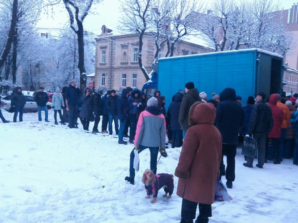 Как вы думаете, куда стоит эта очередь во Львове? Как вы думаете, куда стоит эта очередь во Львове?