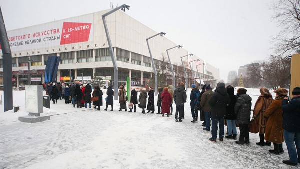 Как вы думаете, куда стоит эта очередь во Львове? Как вы думаете, куда стоит эта очередь во Львове?