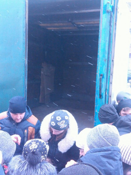 Как вы думаете, куда стоит эта очередь во Львове? Как вы думаете, куда стоит эта очередь во Львове?