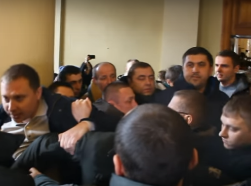 Заседание горсовета Львова обернулось массовой дракой из-за мусора. Садовой собрался вывозить за границу