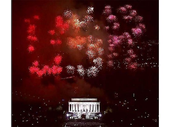 В небе над Вашингтоном появились буквы "Соединенные Штаты России" В небе над Вашингтоном появились буквы "Соединенные Штаты России"
