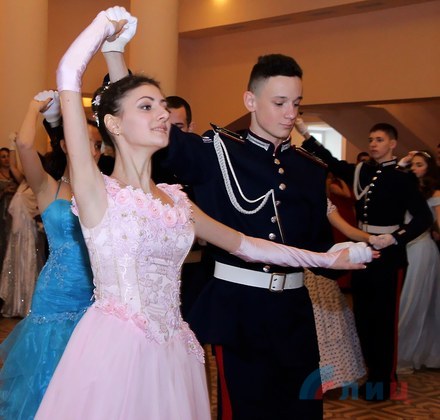 Первый в ЛНР Святочный бал состоялся в Луганске
