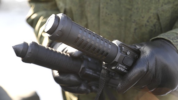 Практичность и широкий функционал: Росгвардию вооружат штурмовыми шокерами