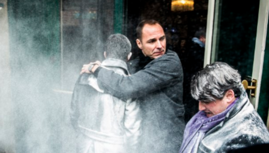 Выступающего с антироссийских позиций кандидата в президенты Франции обсыпали мукой и попытались дать оплеуху