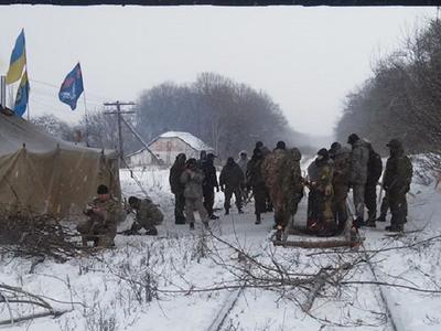 На Луганщине «ветераны АТО» заблокировали железную дорогу, а в Днепре канализацию...