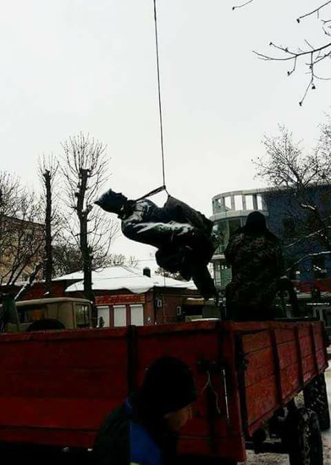 В Хмельницком снесли памятник автору Павки Корчагина — писателю Островскому В Хмельницком снесли памятник автору Павки Корчагина — писателю Островскому