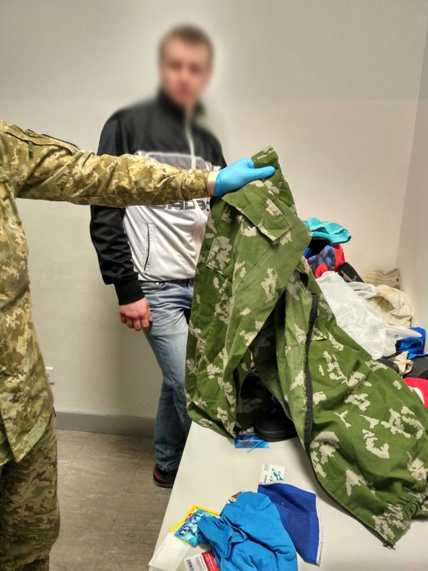 Российские шпионы с военными билетами и медалью от Шойгу требовали пустить их на Украину без очереди Российские шпионы с военными билетами и медалью от Шойгу требовали пустить их на Украину без очереди