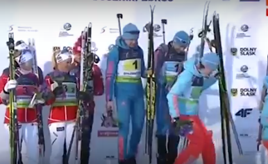 Украинские и российские биатлонисты покинули пьедестал, не дослушав гимн России